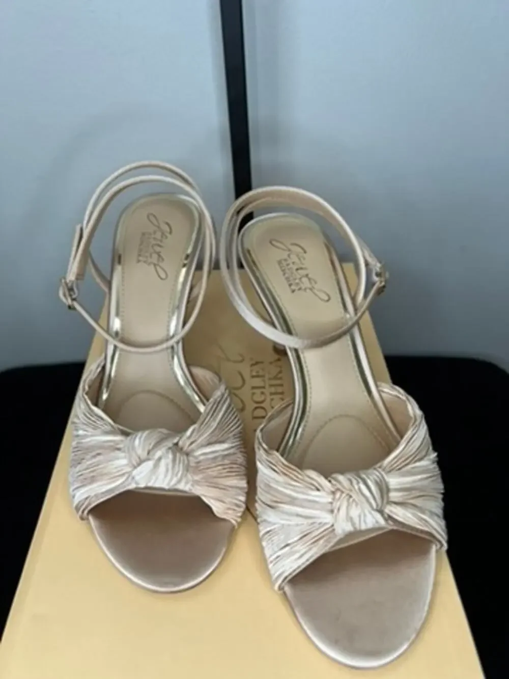 Jewel Badgley Mischka Ibis Latte Satin Knot Evening Sandals Size 6 NIB